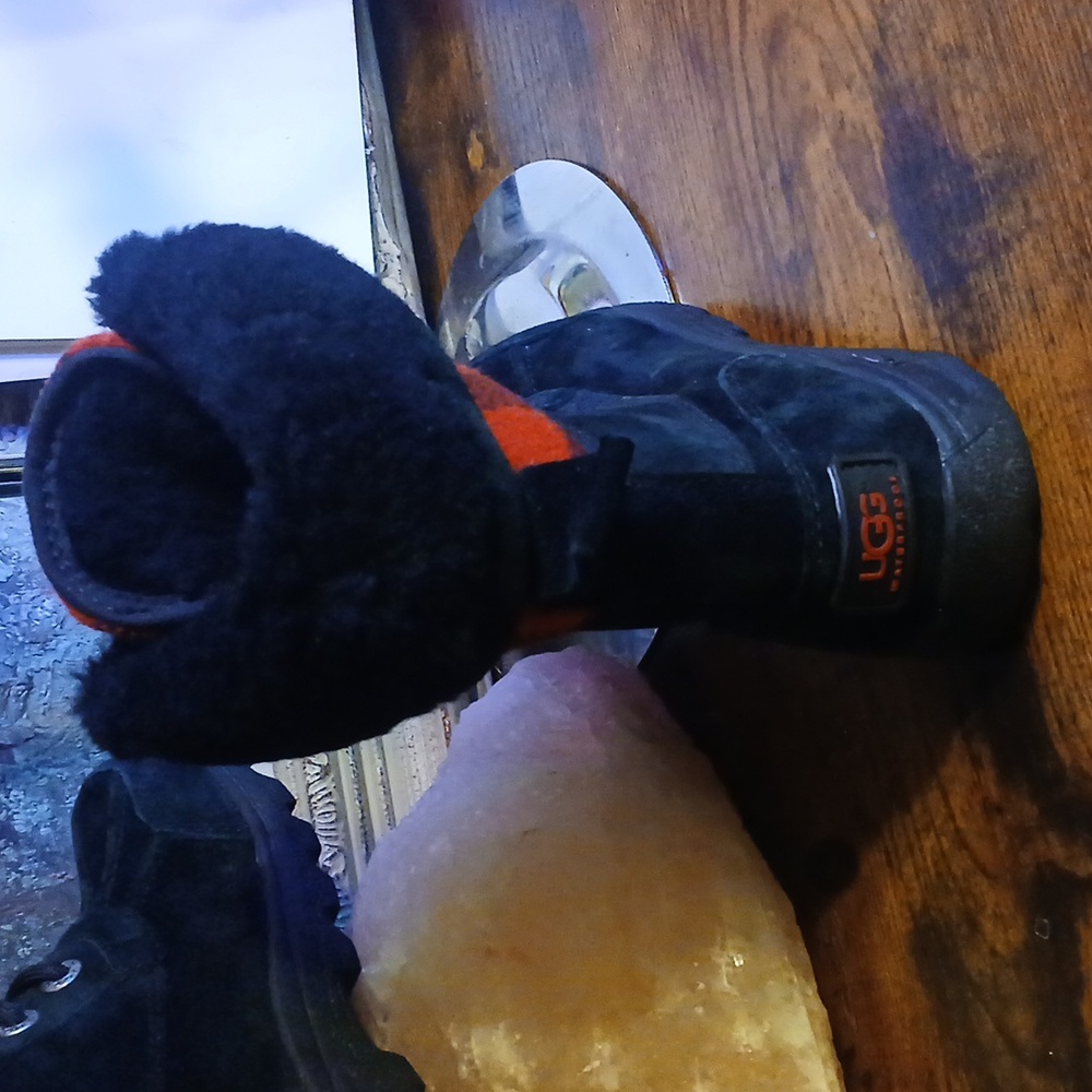 Like New!! UGG Unisex Kids Boots in Black and Red Plaid Sz 13 Both Boy And Girl - Picture 13 of 14